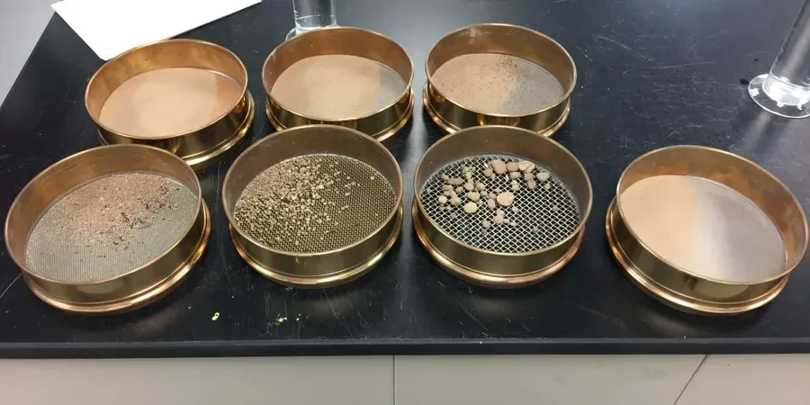 Korngrößenanalyse (Siebung + Hydrometer) in Düren – DIN-gerecht im eigenen Labor